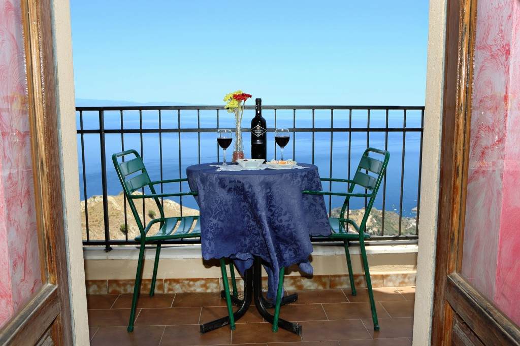 Chambres d'hôtes de charme à Castelmola | Site officiel de la Villa Regina | Auberge surplombant la baie de Taormine