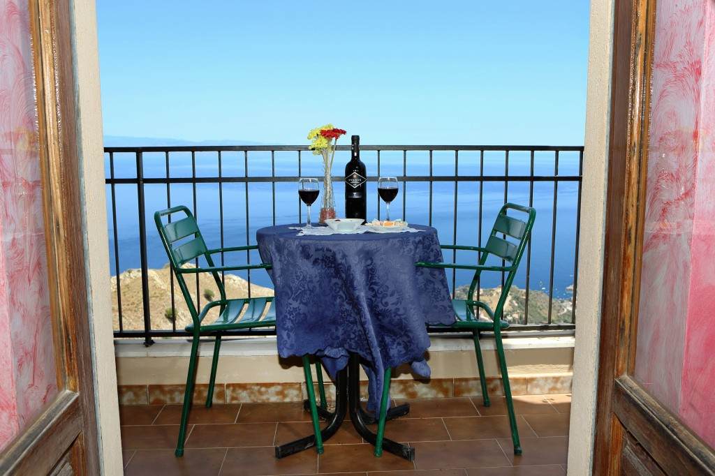 B&B di charme a Castelmola | Villa Regina Sito Ufficiale | Locanda con vista sulla Baia di Taormina