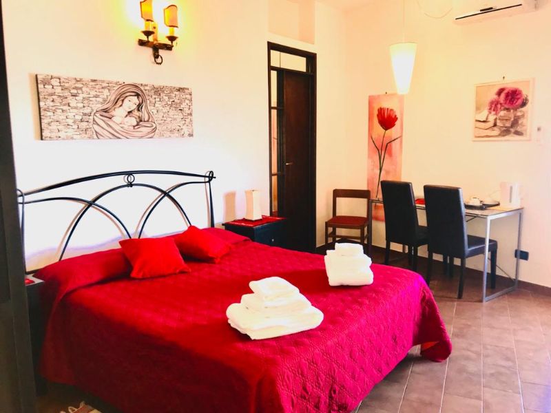 Buchen Sie die Zimmer der Villa Regina Taormina in Castelmola